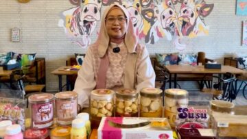 Lucy Trisna Mayasanti pemilik Serba Susu Lembang bersama produknya. (dok. Info Bandung Barat)