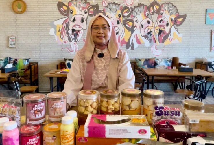 Lucy Trisna Mayasanti pemilik Serba Susu Lembang bersama produknya. (dok. Info Bandung Barat)