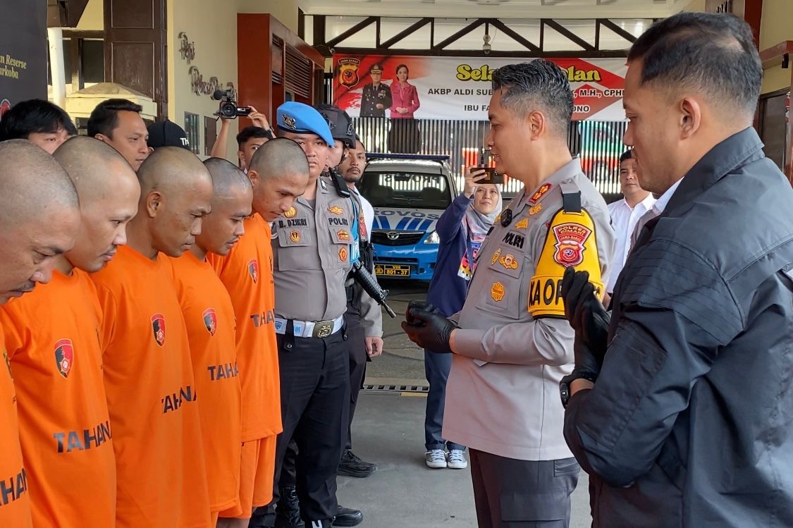 Kapolres Cimahi dan para tersangka curanmor di Mapolres Cimahi pada Selasa (23/7/2024) (foto: Info Bandung Barat)