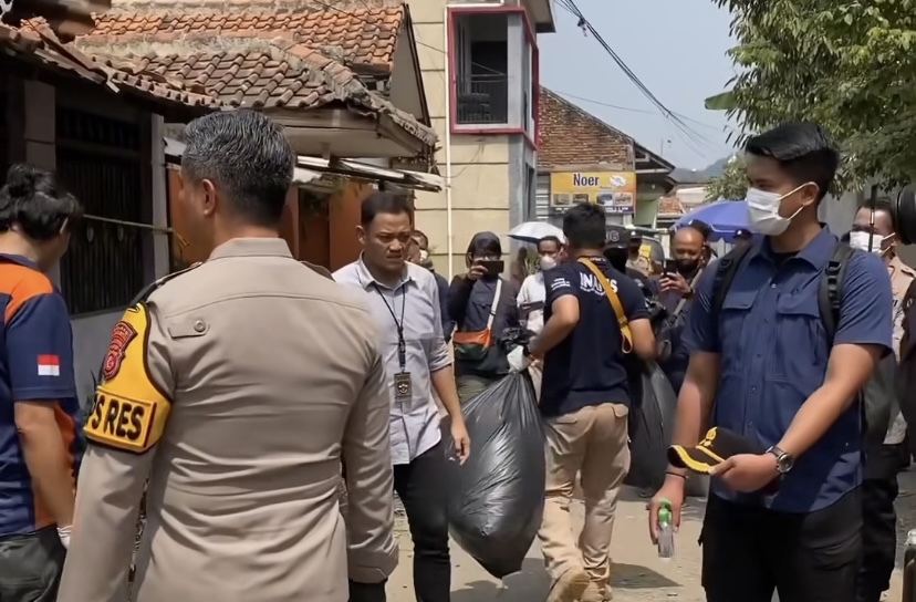 Polres Cimahi masih mengumpulkan barang bukti penemuan kerangka jenazah dua orang ibu dan anak (foto: Info Bandung Barat)