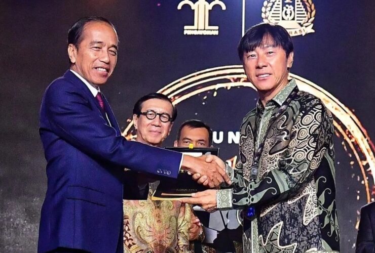 Presiden Jokowi secara simbolis menyerahkan Golden Visa Indonesia kepada Coach Shin Tae Yong (foto: instagram/jokowi)