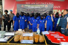 Tersangka kasus tindak pidana narkoba pada press conference di Mapolres Cimahi, Rabu (24/7/2024) (foto: Info Bandung Barat)