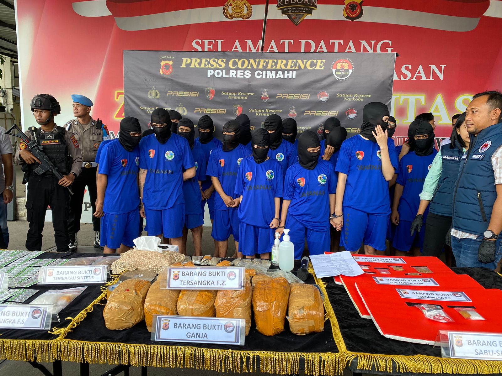 Tersangka kasus tindak pidana narkoba pada press conference di Mapolres Cimahi, Rabu (24/7/2024) (foto: Info Bandung Barat)