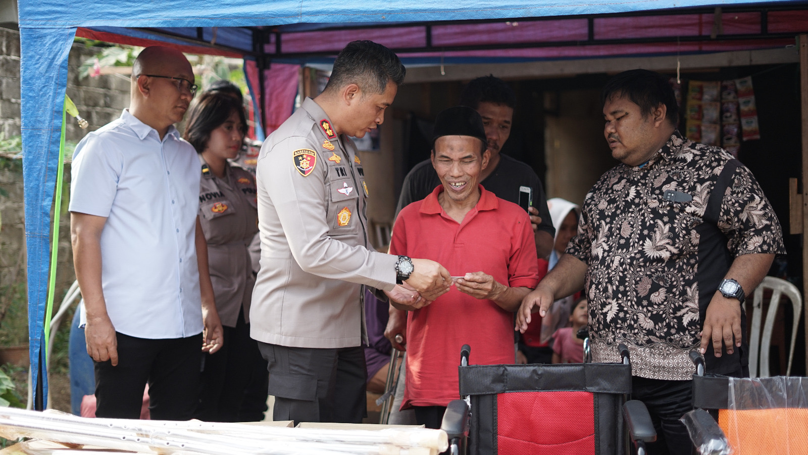 Pak Ade saat diberi apresiasi oleh Kapolres Cimahi (foto: Info Bandung Barat)