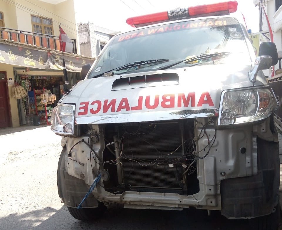 Ambulance Desa Wangunsari yang terlibat kecelakaan. (Foto: Istimewa)