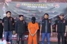 Pelaku saat ditangkap Polres Cimahi (foto: Tangkapan Layar Video/Info Bandung Barat)