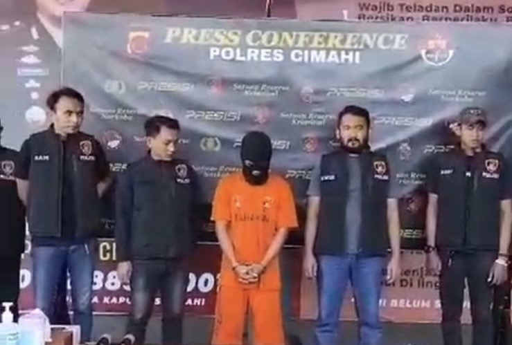 Pelaku saat ditangkap Polres Cimahi (foto: Tangkapan Layar Video/Info Bandung Barat)