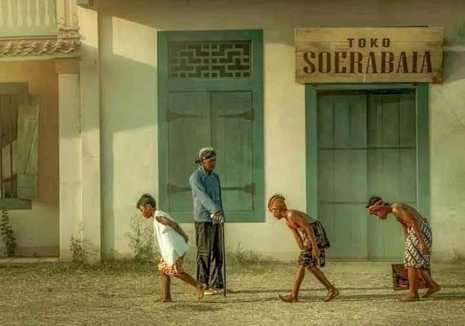 Tata krama berjalan di depan orang lain terutama orang tua (foto: Pinterest)