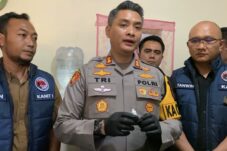 Kapolres Cimahi ketika memberikan keterangan terkait kasus narkotika di Cimahi (foto: Polres Cimahi)