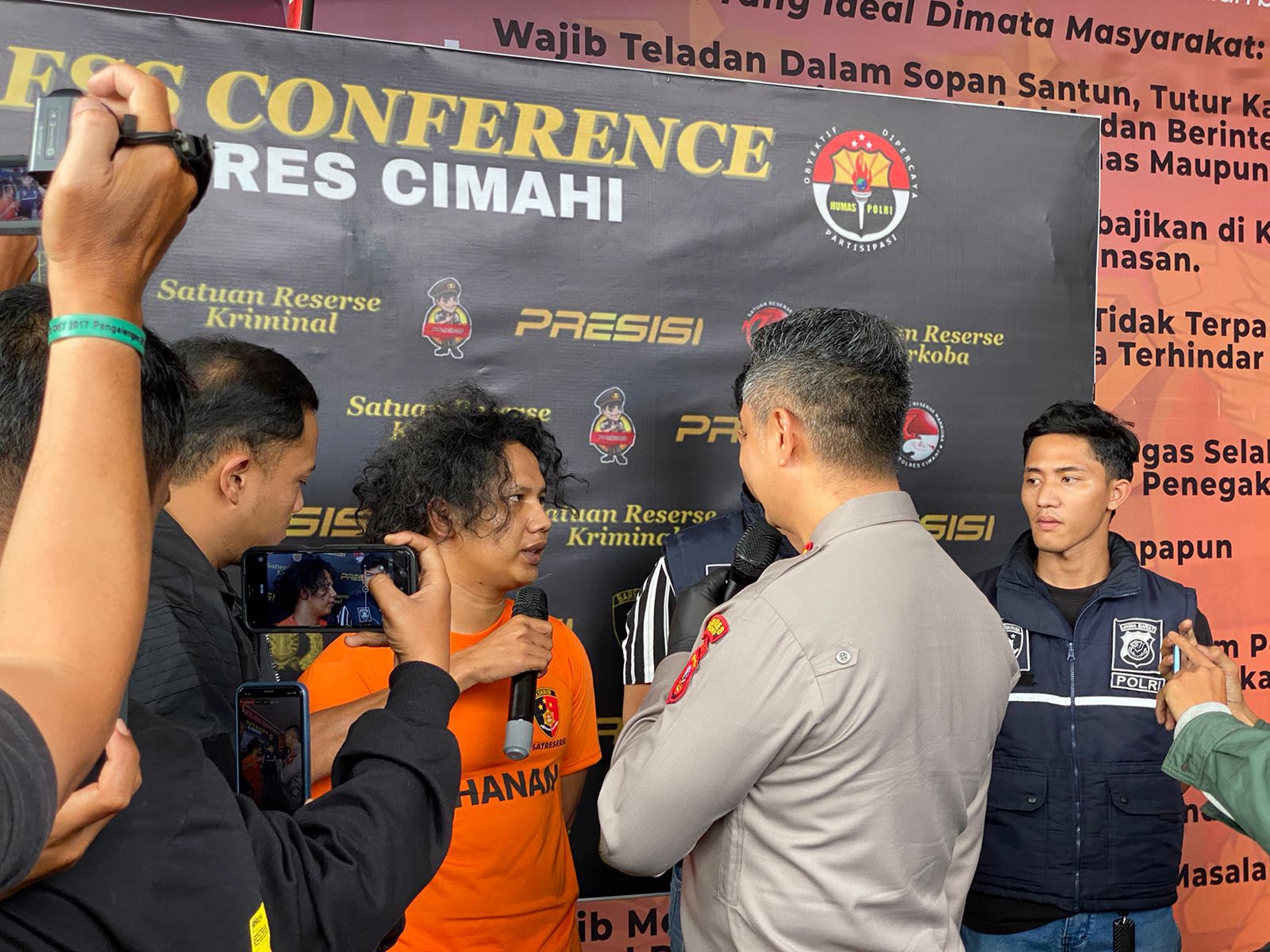 Pelaku beserta Kapolres Cimahi saat press release (foto: Info Bandung Barat)