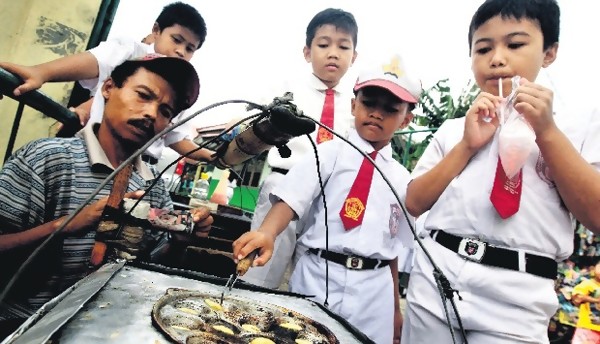 Nostalgia jajanan ketika anak-anak. (Foto: Jurnalpos)