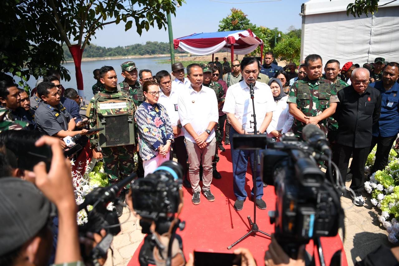 Bey Machmudin ketika mendampingi Menko Luhut Pandjaitan di Sungai Citarum (foto: Biro Adpim Jabar)