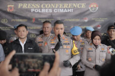 Kapolres Cimahi ketika melakukan Press Conference terkait kasus tewasnya pria lansia di Cihampelas Bandung Barat (foto: Polres Cimahi)