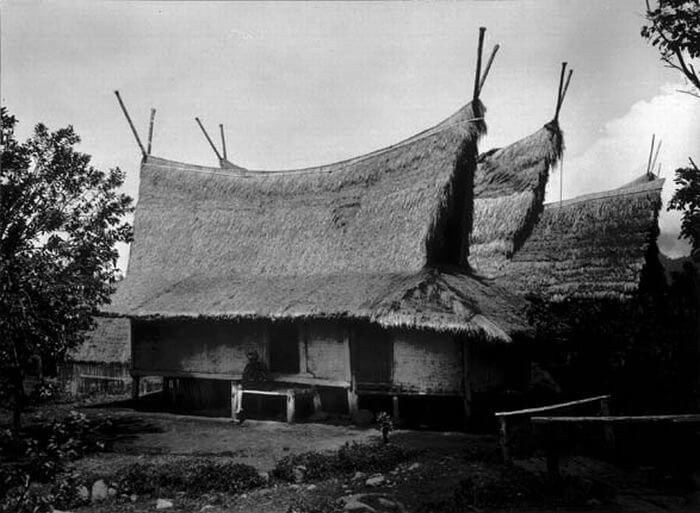 Sebuah rumah tradisional Sunda dengan atap “Julang Ngapak” dan ornamen “Capit Gunting” di Garut, Jawa Barat sebagai upaya mitigasi bencana. (Foto: Tropenmuseum Belanda)