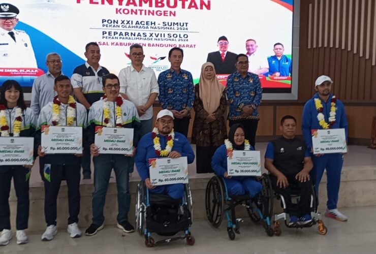 Para atlet peraih medali bersama Pj Bupati Bandung Barat (foto: Info Bandung Barat)