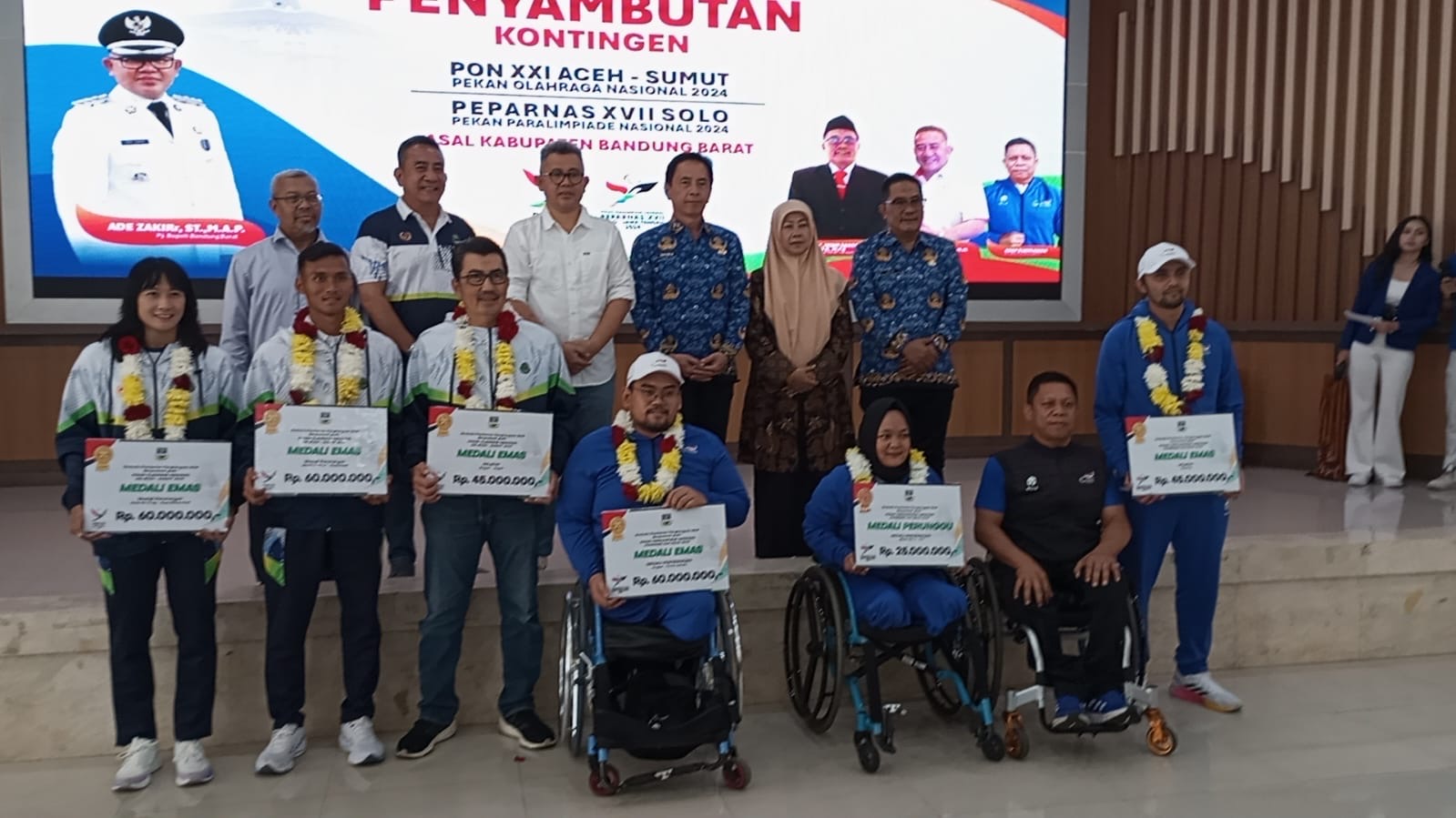 Para atlet peraih medali bersama Pj Bupati Bandung Barat (foto: Info Bandung Barat)