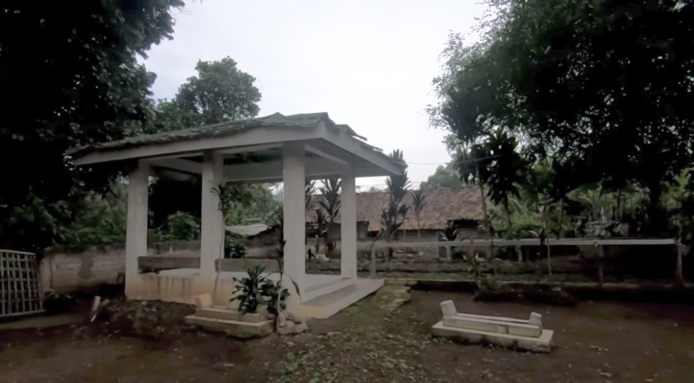 Makam Eyang Dalem Mangkurat Datar di Pasir Embe Ngamprah (foto: Jejak Budak Angon)