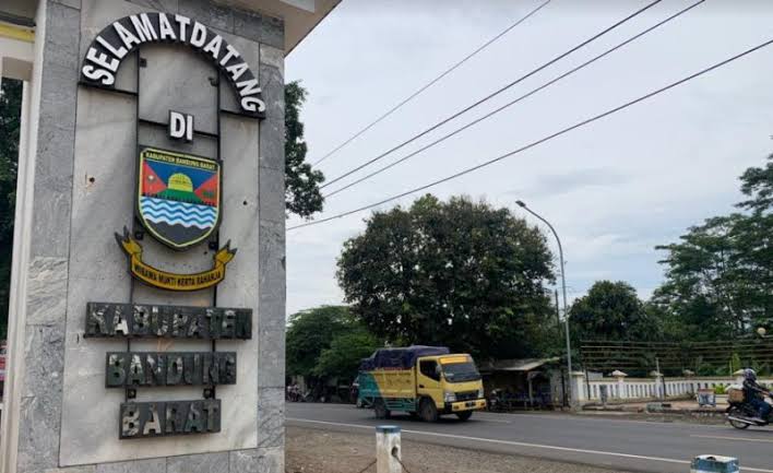 Sasak Rajamandala menjadi perbatasan Kabupaten Bandung Barat dan Kabupaten Cianjur (foto: Istimewa)