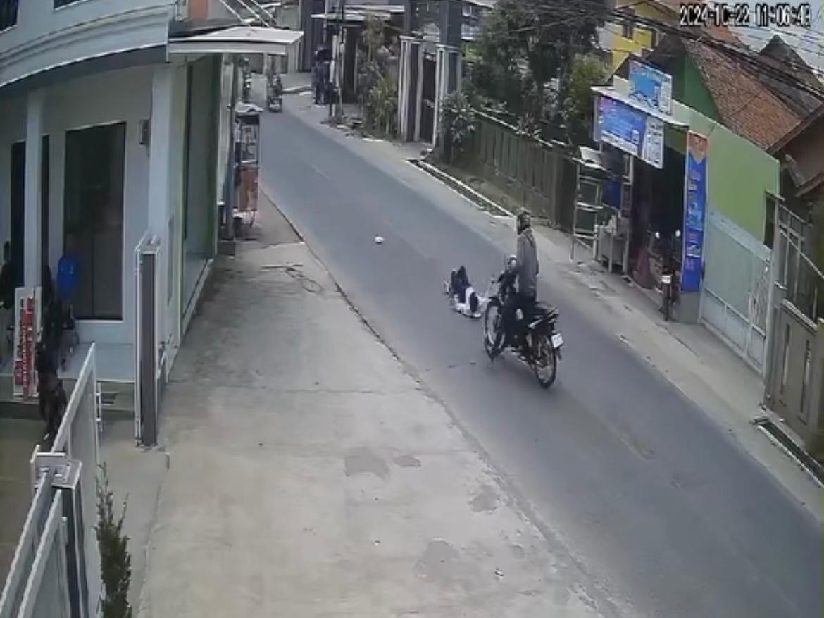 Tabrak lari di bandung barat (foto: CCTV sekitar TKP)