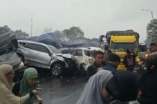 Tangkapan layar video kecalakaan beruntun di tol Cipularang (foto: Dulurnet Info Bandung Barat)