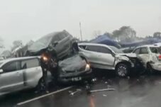 Kecelakaan beruntun di tol Cipularang (foto: Dulurnet Info Bandung Barat)