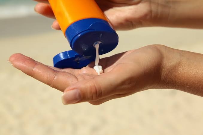 Sunscreen ada yang mengandung oxybenzone dan octinoxate. (Foto: freepik)