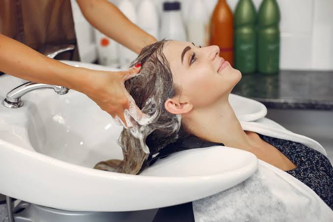 Shampoo ada yang mengandung paraben (foto: freepik)