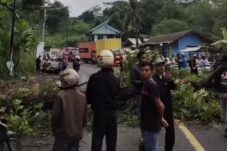 Seorang warga Cipeundeuy meninggal dunia usai tertimpa pohon tumbang di Cipatat (foto: Dulurner Info Bandung Barat)