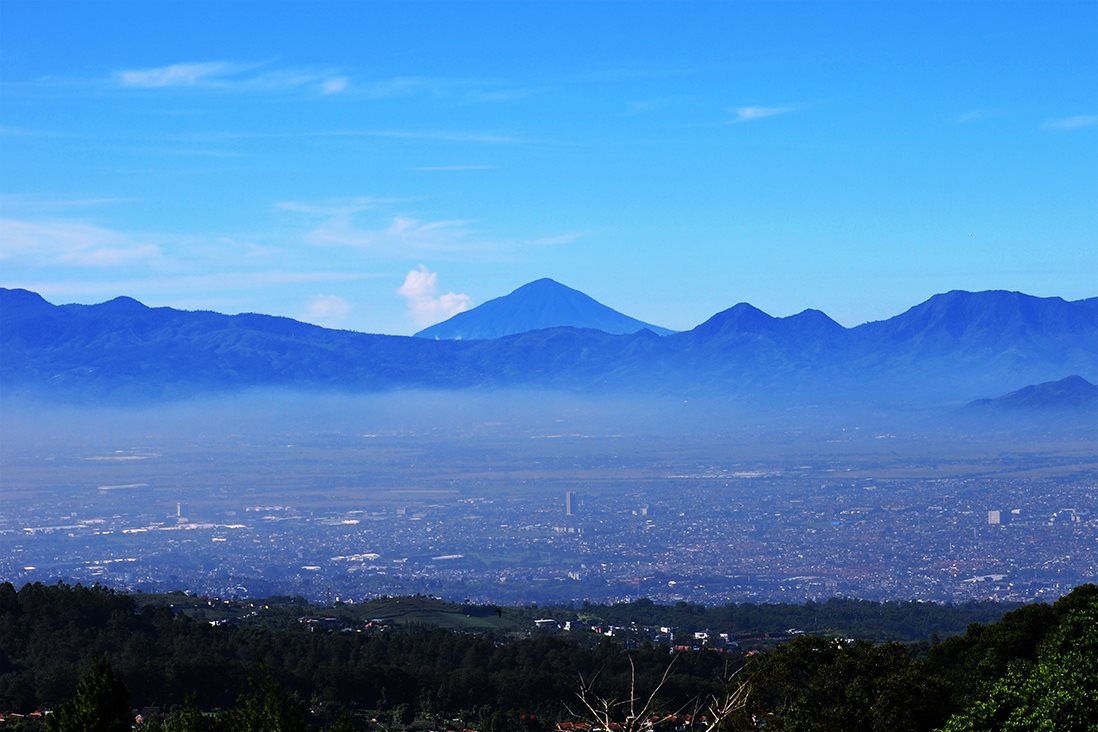 Wilayah Cekungan Bandung dan polusi udara (foto: Wikipedia)