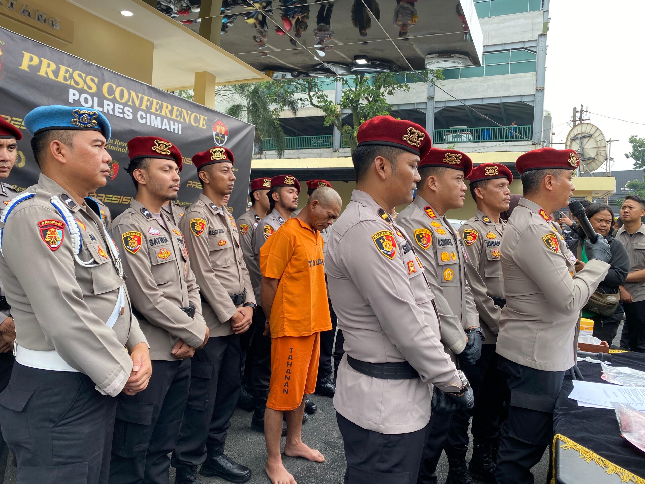 Pelaku pembunuhan di Cililin setelah berhasil diringkus polisi. (foto: Info Bandung Barat)